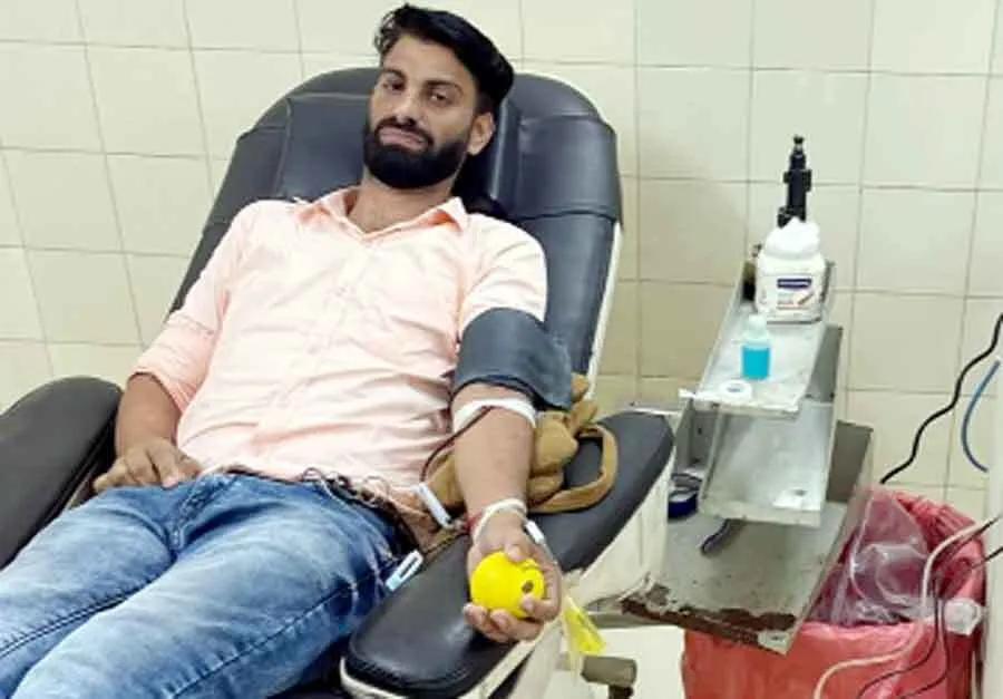 उपचाराधीन महिला हेतु डेरा श्रद्धालु ने किया खूनदान