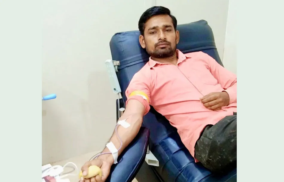 डेरा श्रद्धालु रमेश इन्सां ने रक्तदान कर बचाई मरीज की जान