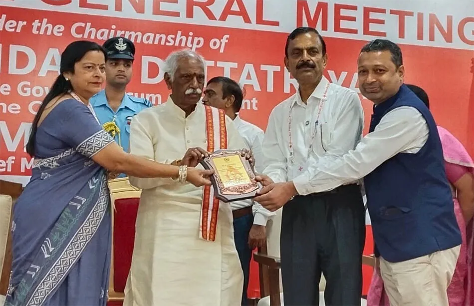रक्तदान क्षेत्र में सराहनीय कार्य पर कपिल इन्सां को राज्यपाल ने किया सम्मानित