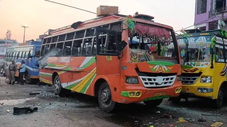 जम्मू-कश्मीर में आठ घंटे से भी कम समय में दूसरी बस में धमाका