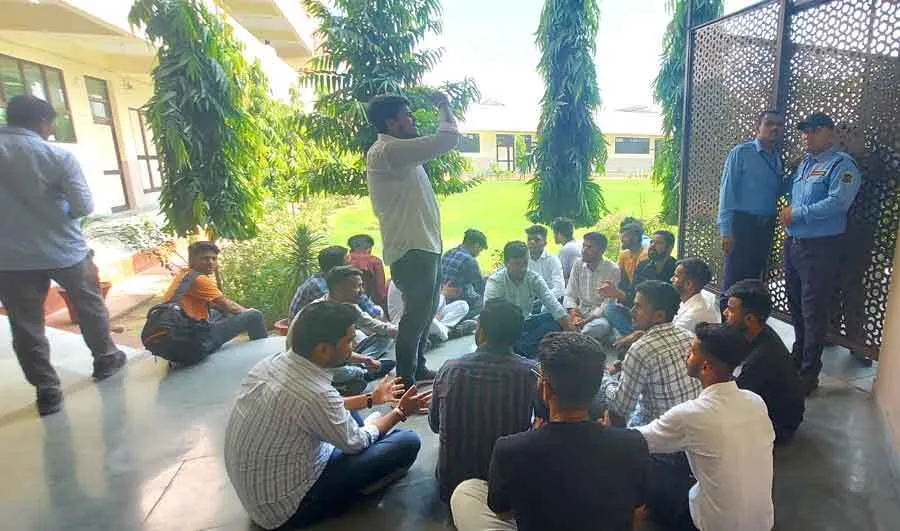 हॉस्टल वार्डन पर लगाया दुर्व्याहार का आरोप, विद्यार्थियों ने की नारेबाजी