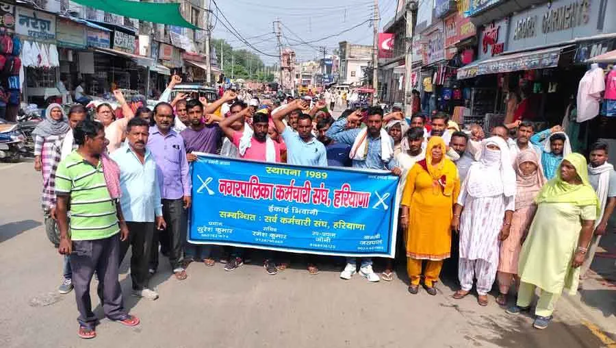 हटाए गए कर्मचारियों की दोबारा नियुक्ति ना होने पर बिफरे सफाई कर्मचारी