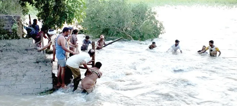 नहर में आई 60 फुट की दरार, डेरा श्रद्धालुओं ने संभाला मोर्चा