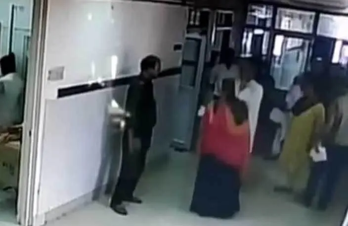 चिकित्सक पर महिला ने लगाया चांटा मारने का आरोप