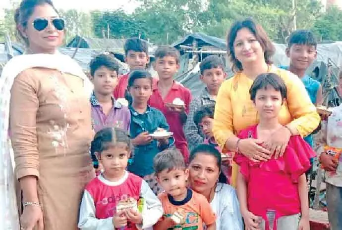 डॉ. वन्दना इन्सां जरूरतमंद बच्चों को खाने की वस्तुएं बांटकर मनाया अपना जन्मदिन