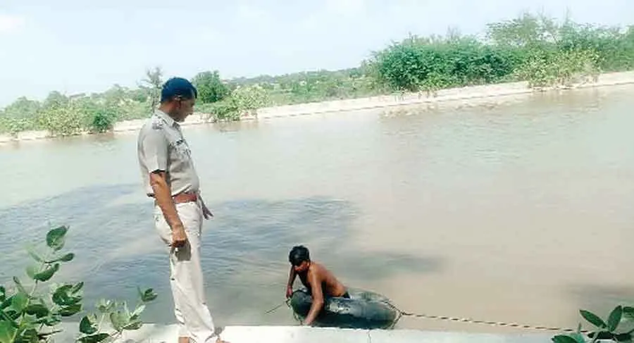 पति नहर पर नहा रहा था,  हाथ-मुंह धोते पत्नी नहर में फिसल गई और फिर…