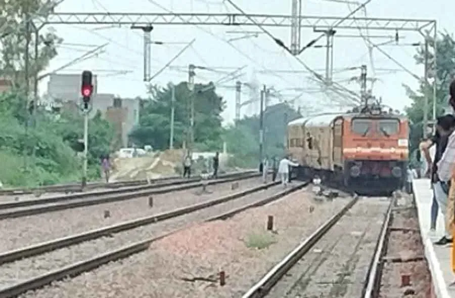 …जब आती ट्रैन देख ट्रैक पर लेट गया बुजुर्ग