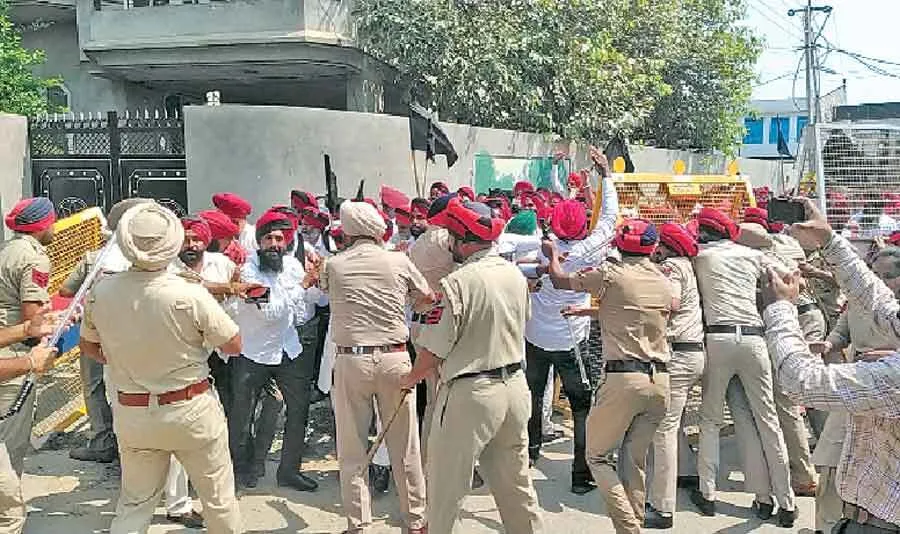 पूर्व सैनिकों ने तोड़े बेरिकैट्स, कैबिनेट मंत्री का आवास घेरा