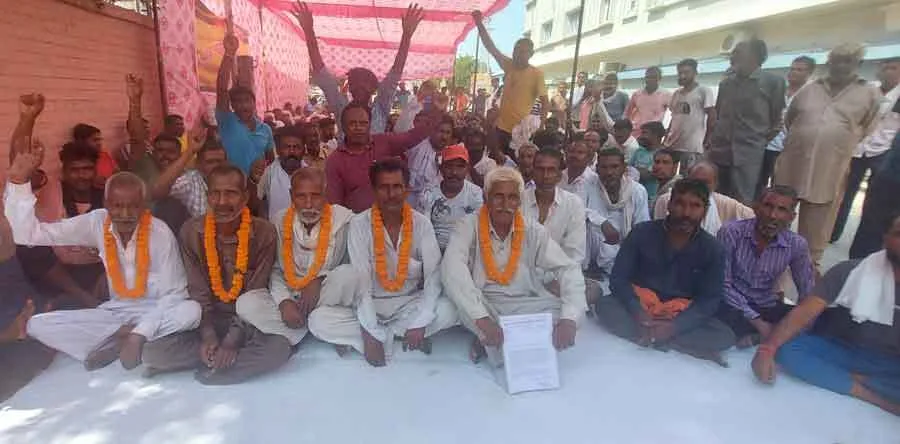 अनाज मंडी में मजदूरों की हड़ताल से किसान नहीं बेच पा रहे फसल