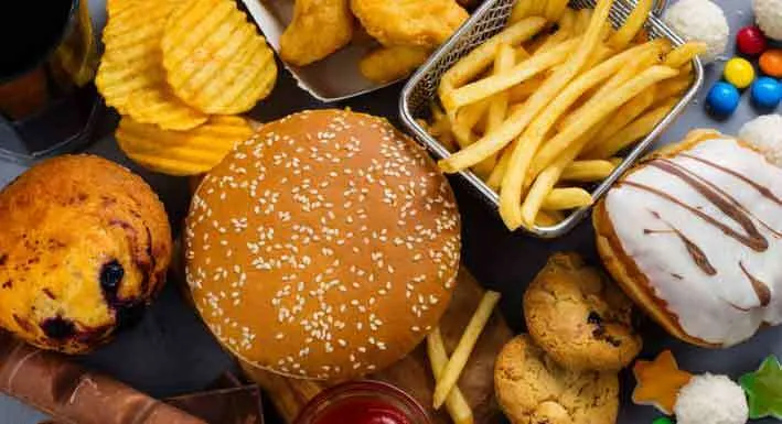 आयुर्वेद को मानने वाले भारत में, फास्ट फूड का बढ़ता चलन घात्तक