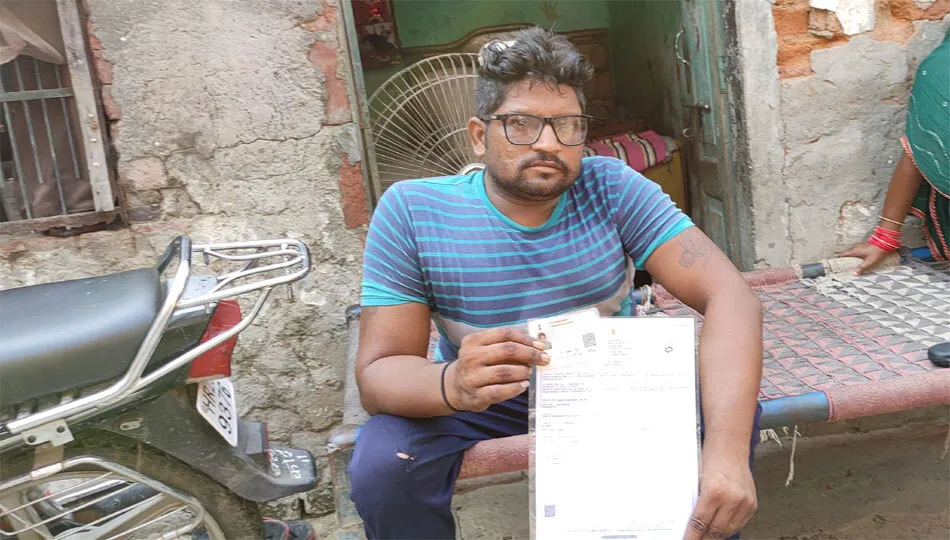 मैं भी जिंदा हूँ साहब! विभाग ने मरा हुआ दिखाया, अपने आप को जिंदा साबित करने के लिए भटक रहा दिव्यांग