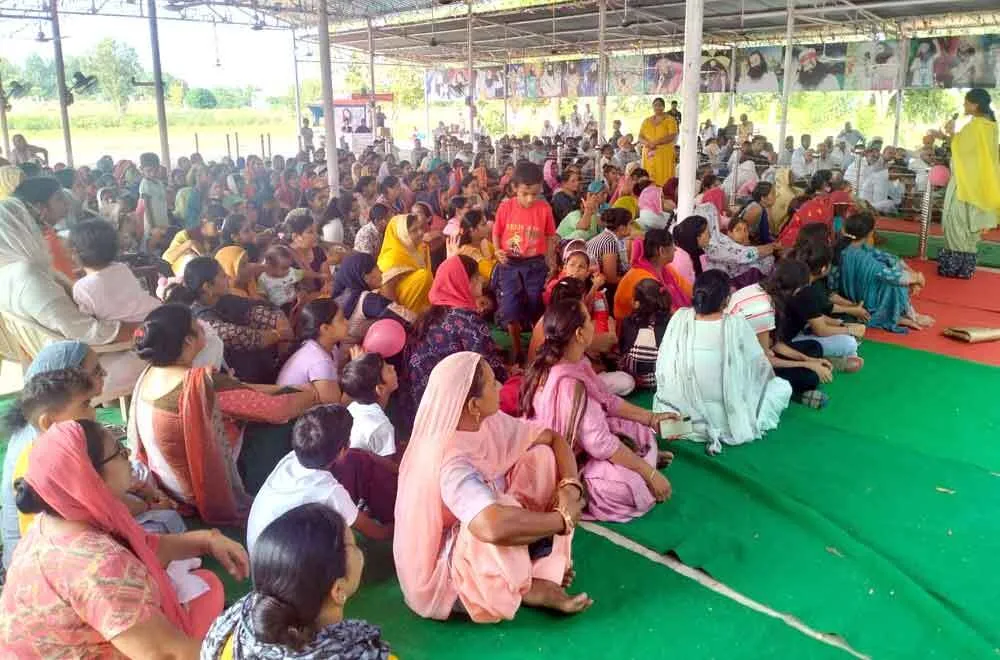हाथ खड़े कर मानवता भलाई के कार्यां में बढ़-चढ़कर हिस्सा लेने का लिया प्रण
