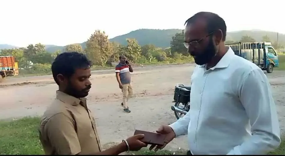 सराहनीय: डेरा श्रद्धालु ने गुम हुए पर्स को उसके असली मालिक को लौटाया