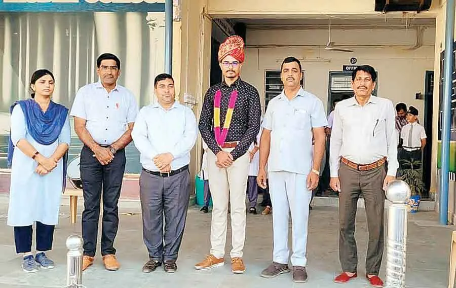 आईआईटी परीक्षा में मॉडल विद्यालय के छात्र मयंक ने लहराया परचम