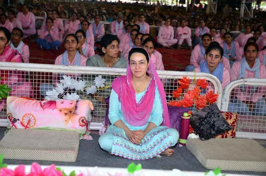 पूज्य गुरू जी और उनकी बेटी हनीप्रीत इन्सां की ओर से 132 परिवारों को दिया एक-एक माह का राशन