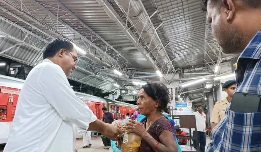 नागपुर के डेरा श्रद्धालुओं ने किए मानवता भलाई कार्य, भूखे को खिलाया भोजन