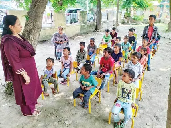 वंचित बच्चों में ज्ञान का दीप जला रही हैं मंजू देसवाल