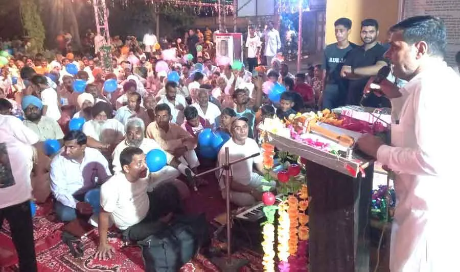 फूड बैंक से 13 परिवारों को राशन वितरित