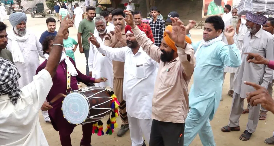 ढोल की थाप से झूम उठा सलाबतपुरा