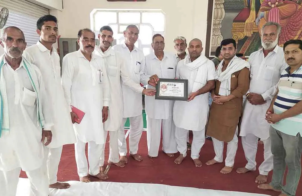 परिजनों को स्मृति चिन्ह देकर किया सम्मानित