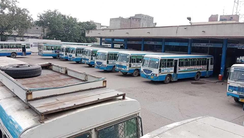 हरियाणा रोडवेज के पहिए थमे, बसों के लिए भटकते यात्री