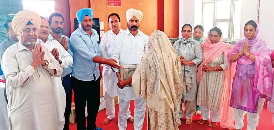 साध-संगत ने लेख सिंह इन्सां को दी श्रद्धांजलि, 10 परिवारों को दिया राशन