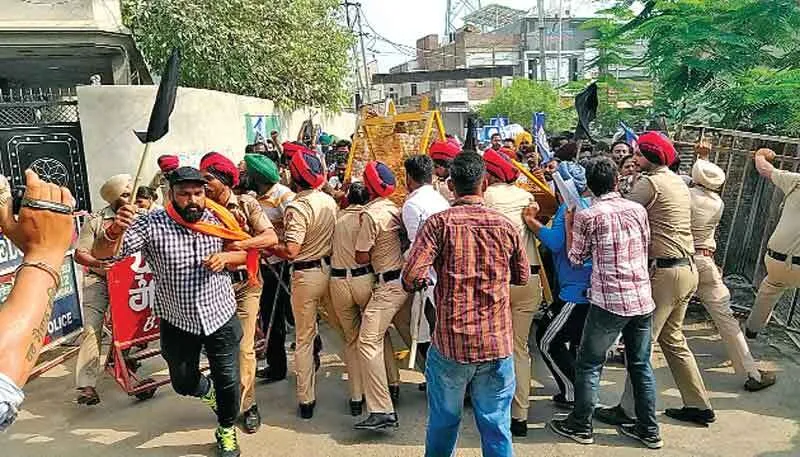 सहायक प्रोफैसरोंं व लायब्रेरियनों पर भांजी लाठियां