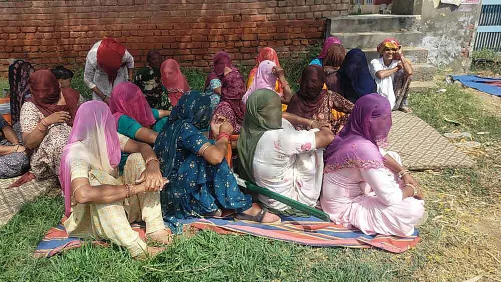 अधिकारी न मिलने पर ग्रामीणों ने जड़ा ताला, दिया धरना