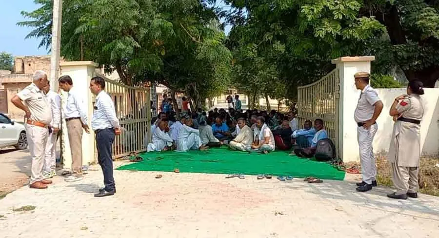 ग्वालीशन में स्कूल के मुख्य गेट पर जड़ा ताला