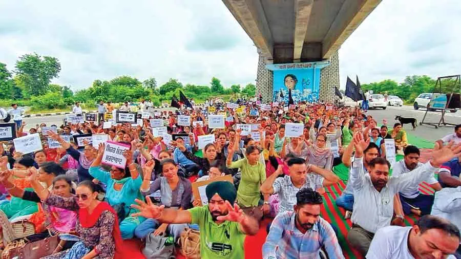 सीएम आवास घेरने जा रहे स्वास्थ्य कर्मियों को पुलिस ने रोका, धक्कामुक्की