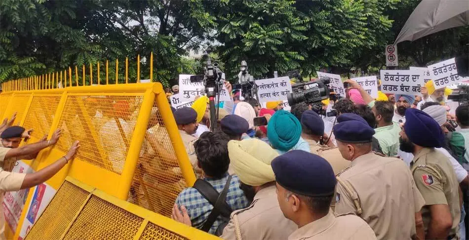 पंजाब आप पार्टी का पैदल मार्च: पुलिस ने बैरिकेडिंग करके रोका, टकराव के आसार