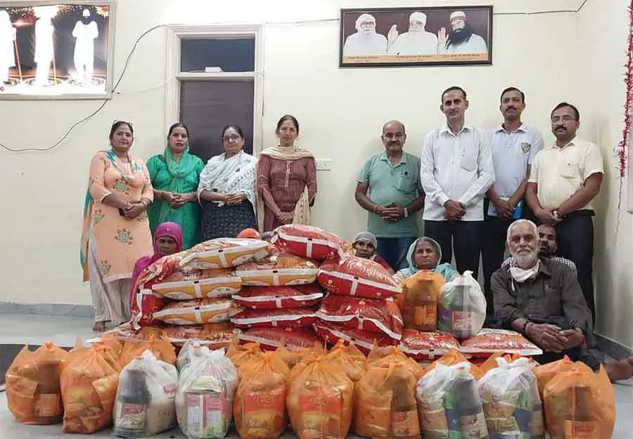 नामचर्चा में जरूरतमंद को दिया राशन