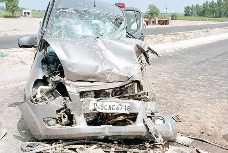 कार-डंफर भिड़ंत में एक युवक की मौत, चार घायल