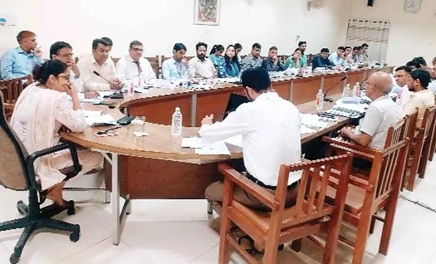 जनकल्याणकारी योजनाओं के लक्ष्य आगामी बैठक तक पूरे हों: कलक्टर