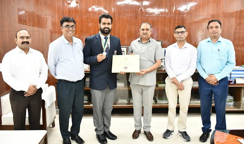 राष्ट्रपति द्रौपदी मुर्मू के हाथों छात्र अक्षय महत्ता को मिला राष्ट्रीय पुरस्कार