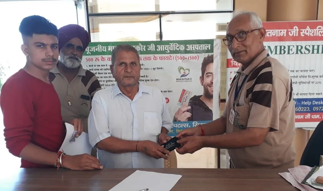 सुरेन्द्र इन्सां ने गुम हुआ पर्स लौटाकर पेश की ईमानदारी