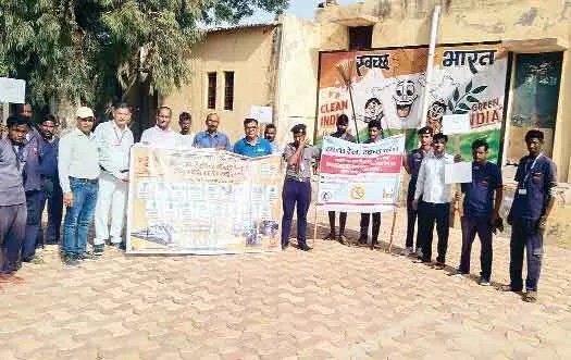 स्वच्छता पखवाड़े के अंतर्गत रेलवे स्टेशन पर की सफाई