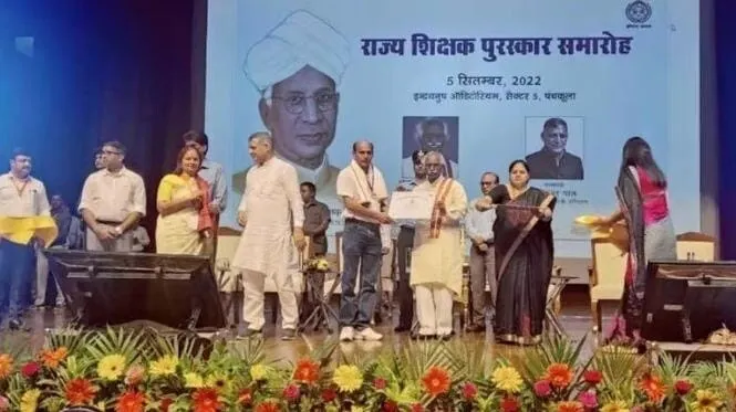अध्यापक समाज का शिल्पकार, बच्चों में पैदा करें देशभक्ति की भावना: राज्यपाल