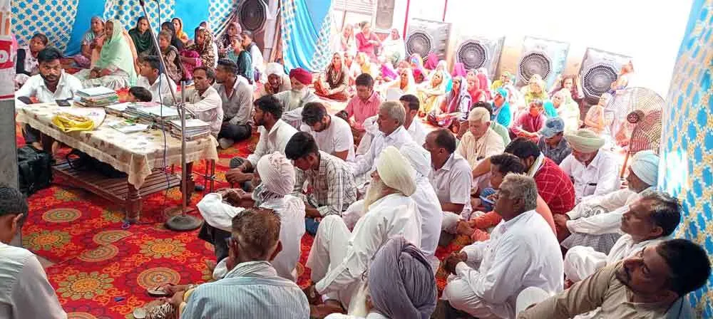 पावन गुरगद्दीनशीनी माह के उपलक्ष्य में आयोजित नामचर्चा में गाया गुरुयश