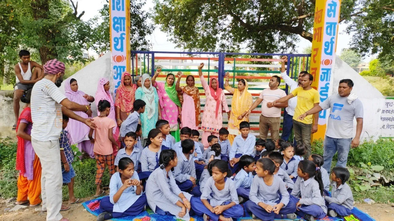 नारायणगढ़ के गांव लोंटो में गुस्साएं परिजनों ने राजकीय मिडल स्कूल पर जड़ा ताला