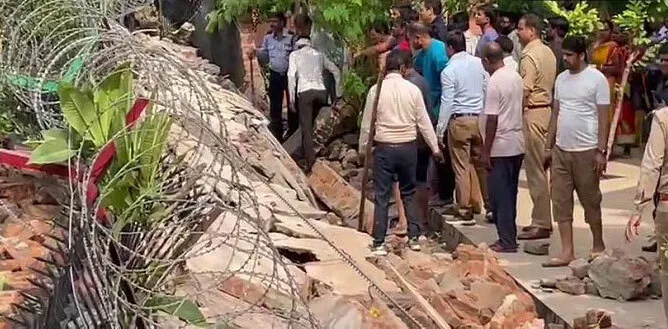 Breaking News | नोएडा सेक्टर-21 में दीवार गिरने से 4 मजदूरों की दर्दनाक मौत