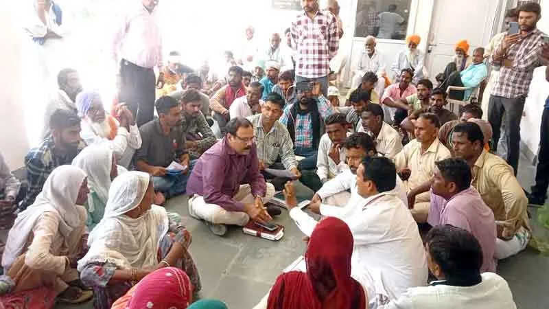 पंचायत समिति कार्यालय में सांकेतिक धरना देकर किया प्रदर्शन, विकास अधिकारी को सौंपा ज्ञापन