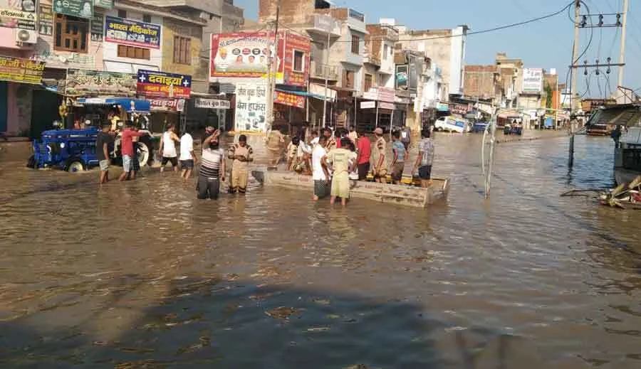 जलमग्न क्षेत्रों में पीड़ितों की मद्द करने में जुटे डेरा सच्चा सौदा के सेवादार
