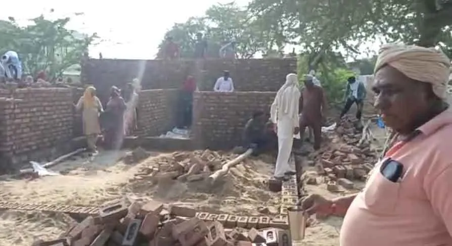 तपन के बीच विधवा का आशियाना बनाने में जुटे सेवादार