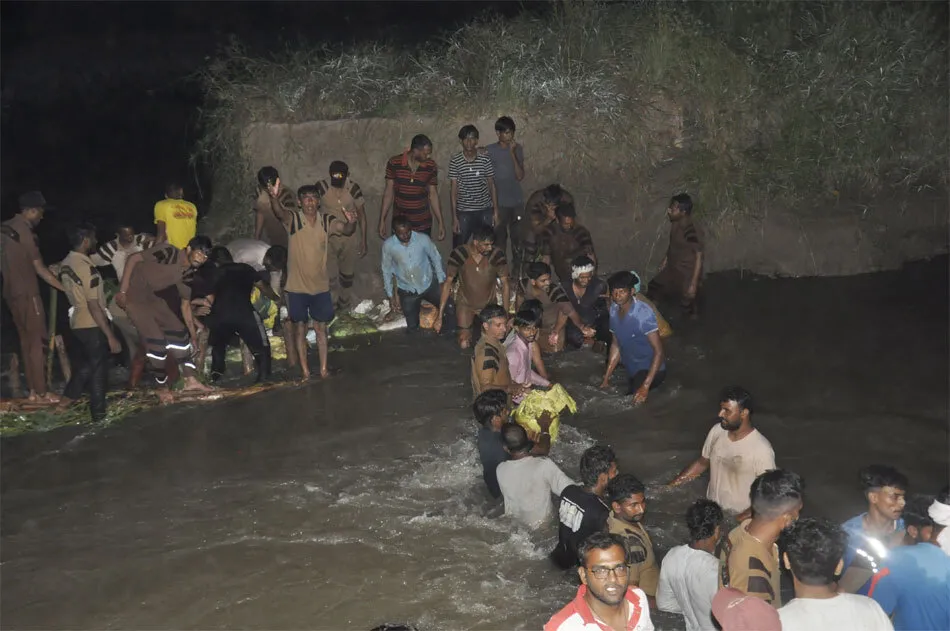 सैल्यूट सेवादारों! 8 घंटो में भर दी 60 फुट दरार