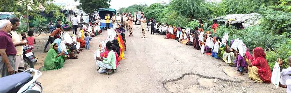 झोंपड़ियों में निवास कर रहे जरूरतमंद परिवारों को वितरित की राशन किट