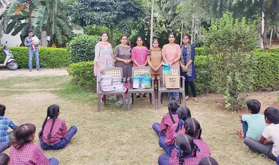 सराहनीय: डेरा श्रद्धालुओं ने जरूरतमंद बच्चों को वितरित की स्टेशनरी
