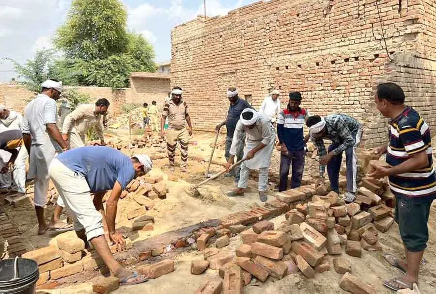 बारिश में एक गरीब परिवार का मकान गिर गया, डेरा के सेवादारों ने मकान बनाने में की मदद