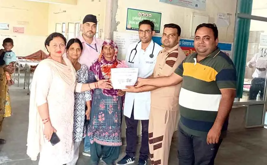 गर्भवती महिलाओं को फल वितरित