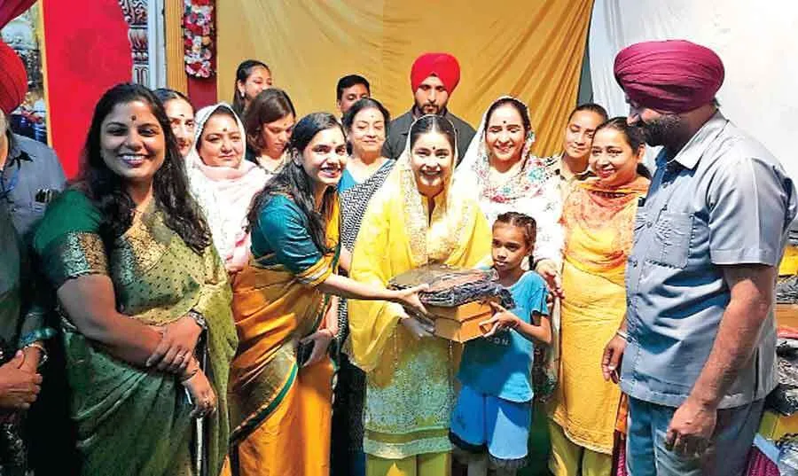 जरूरतमंद छात्राओं को साइकिल और खिलाड़ियों को बांटी किटें